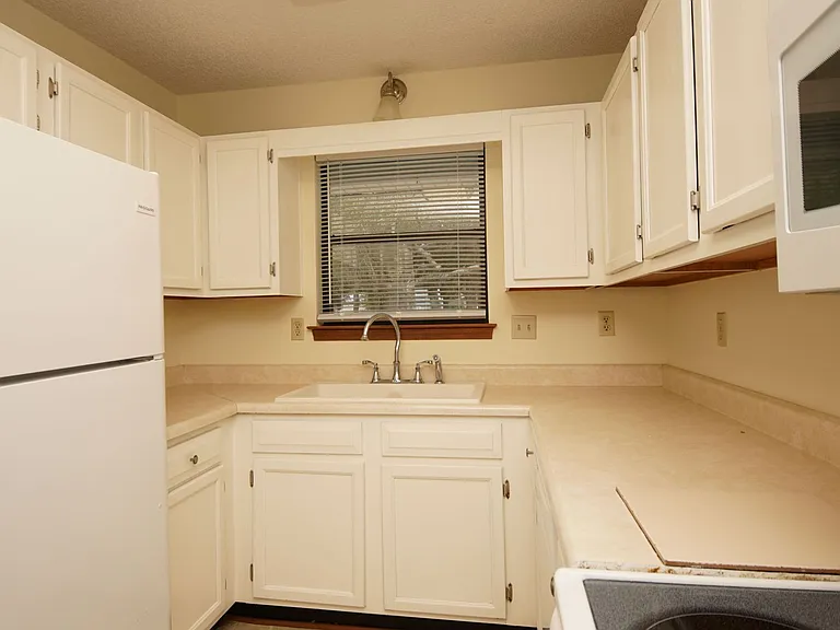 561 Bayshore Dr — Photo 8