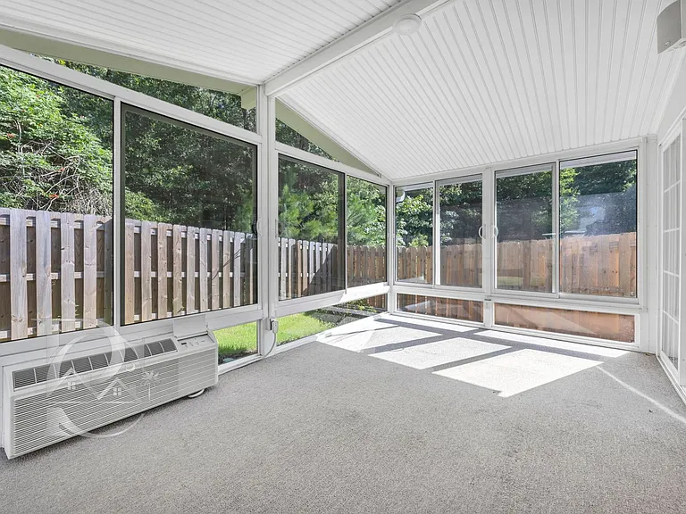 1039 Glencroft Dr — Photo 28