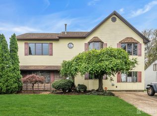 28 Colton Rd, Edison, NJ 08817