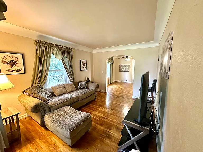 1034 Evanston Dr — Photo 4