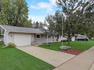 208 6th St, Waunakee, WI 53597
