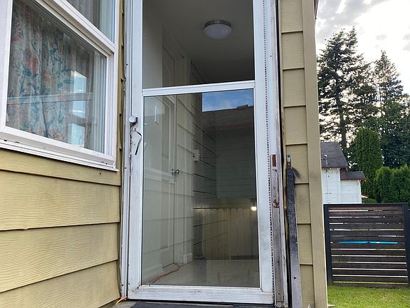 2nd image of 1226 S Cloverdale St #B