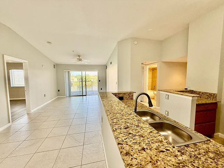 271 SW Palm Dr #304 — Photo 7