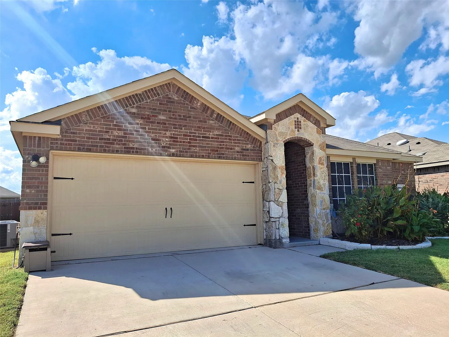 5 bed, 2085 sqft, $2,850 — Photo 2