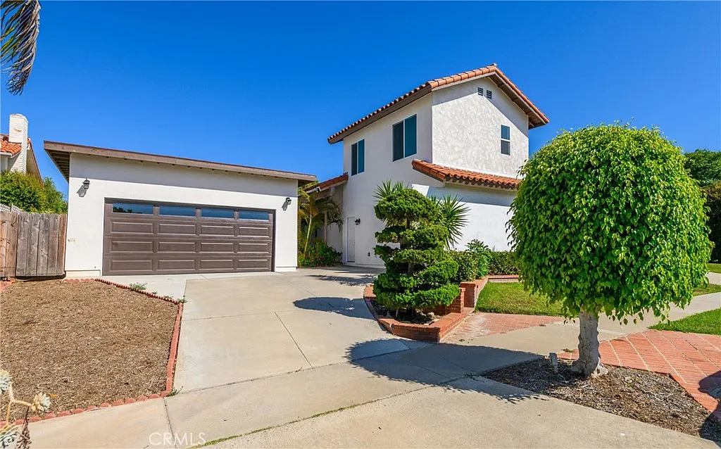 5 bed, 2400 sqft, $7,100 — Photo 1