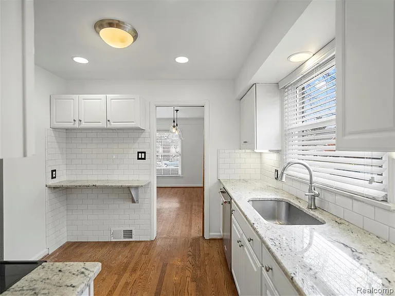 2090 Bradford Rd — Photo 10
