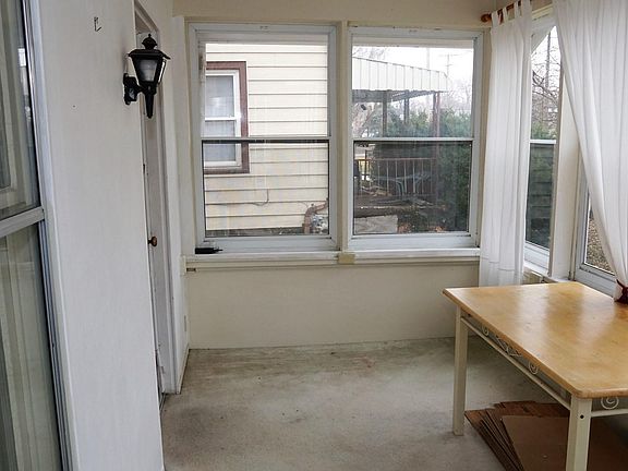 5th image of 407 E Melbourne Ave