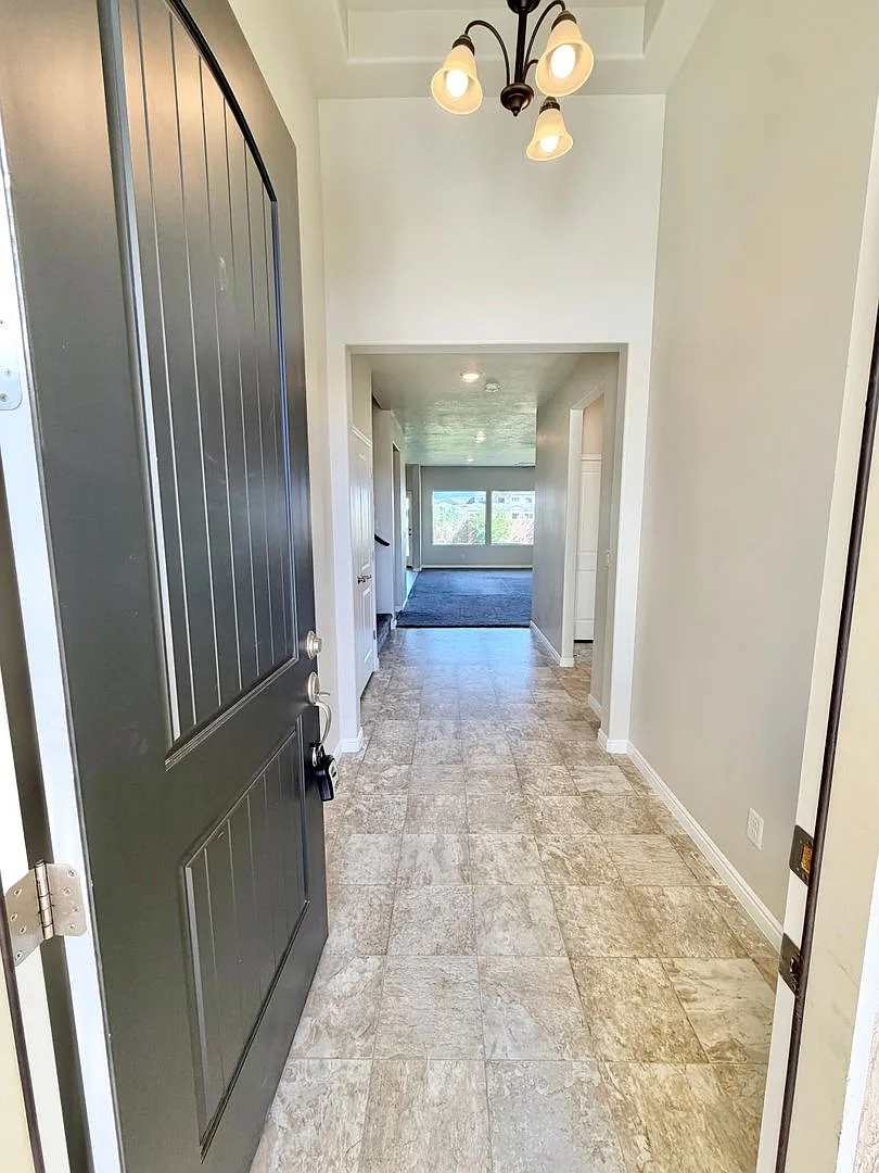 Incredible price!! Stunning 6 bedroom in Little Valley — Photo 4
