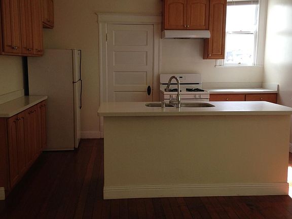 2nd image of 180 San Carlos St
