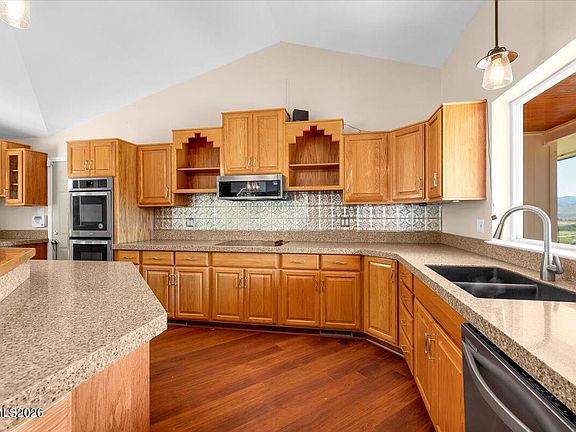 3rd image of 905 Thoroughbred Cir