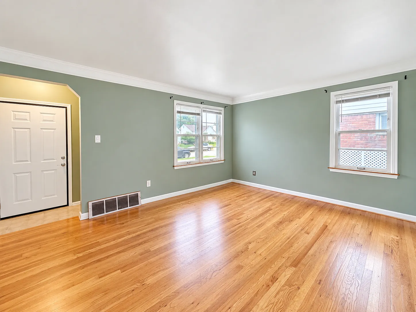 3 bed, 1240 sqft, $2,000 — Photo 2