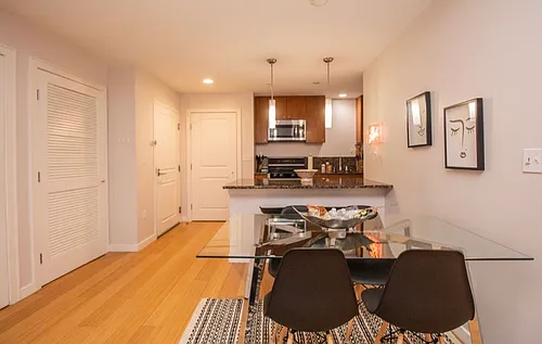 922 Beacon St #23C Photo 1