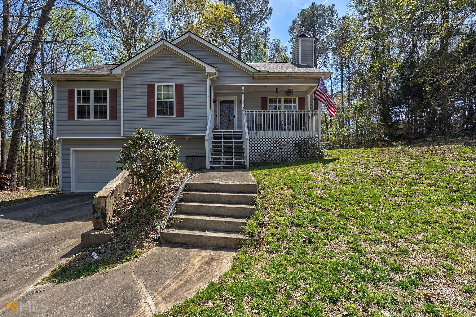 895 Whispering Way photo 1