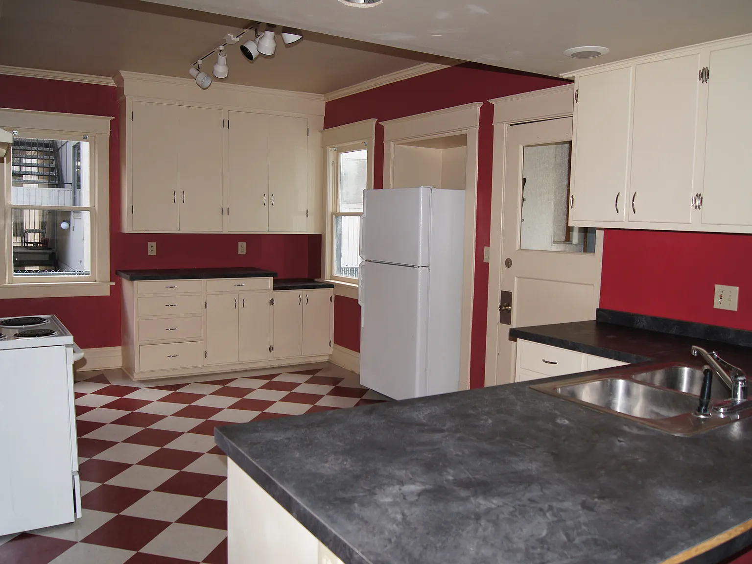 7 bed, 2.5 bath, $5,425 — Photo 3