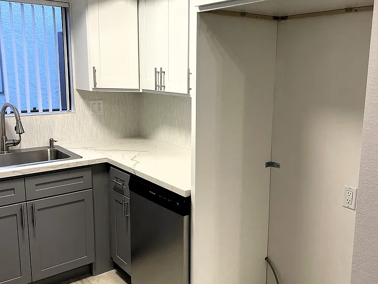 520 W Elk Ave #201 — Photo 7