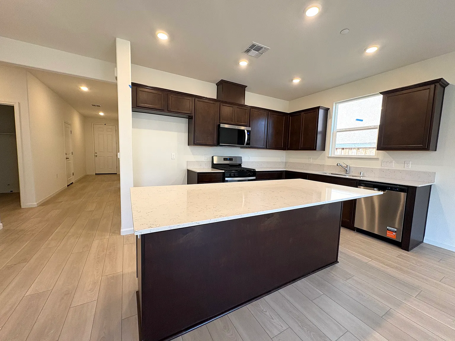 4 bed, 1711 sqft, $2,995 — Photo 3