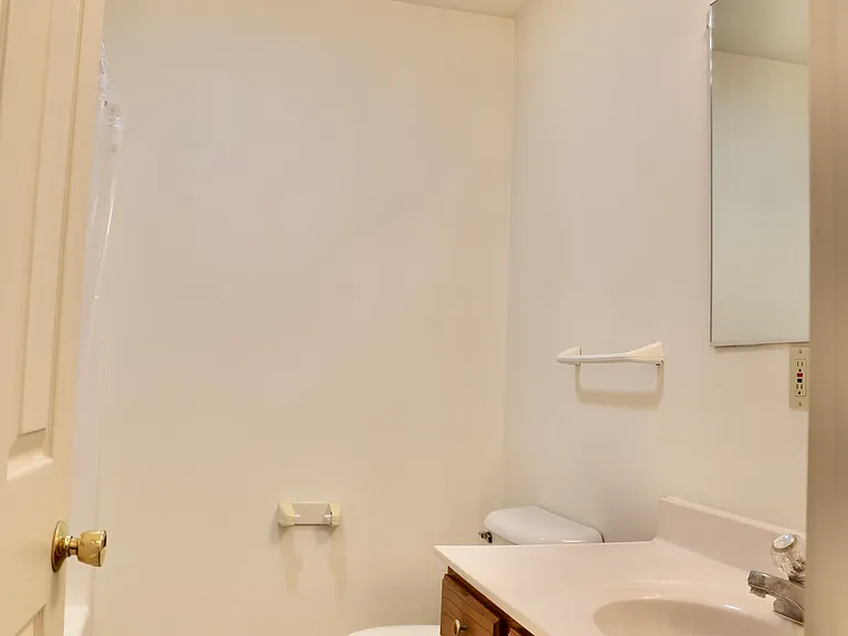 1710 Ashwood Dr — Photo 3