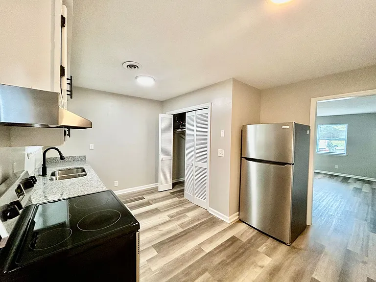 706 Roberta Dr — Photo 3