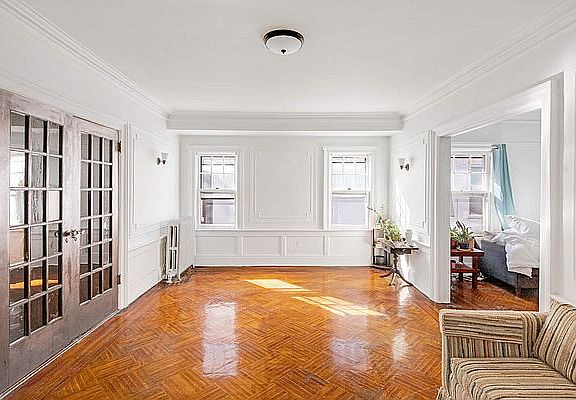 2nd image of 820 E 12th St #2