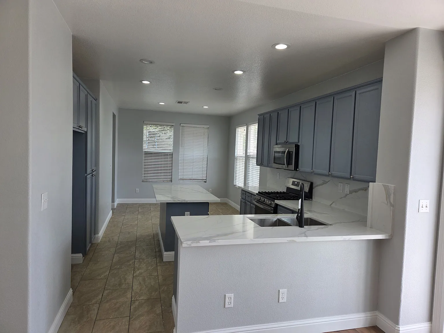 4 bed, 2.5 bath, 2200 sqft, $3,150 — Photo 2
