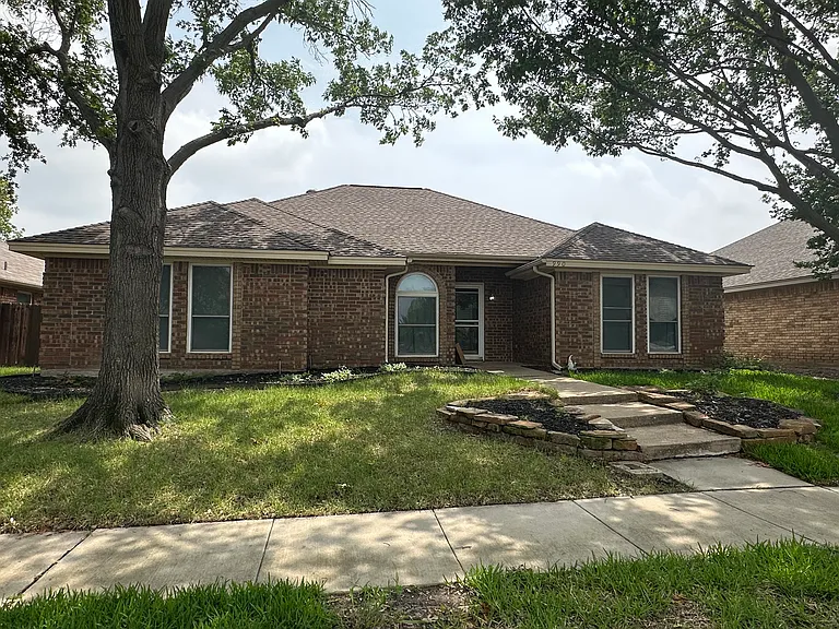 990 Camden Dr — Photo 1