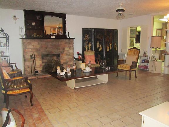 Living Room
19' by 20'