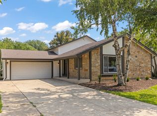 6557 Raintree Ct, Lisle, IL 60532