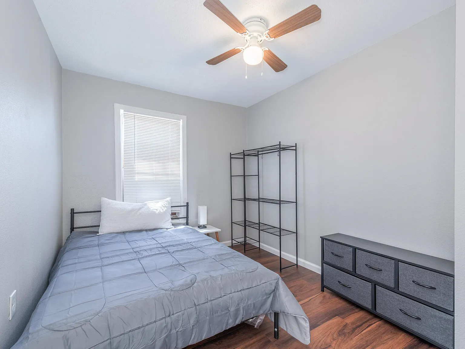 4 bed, 2.0 bath, $685 — Photo 1