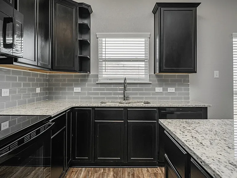 1368 Kingsgate Dr — Photo 12