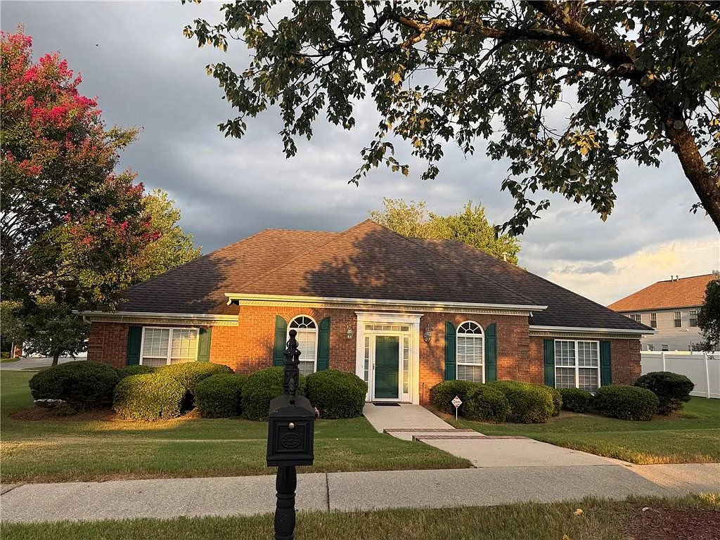 3 bed, 2.0 bath, 1924 sqft, $2,250 — Photo 1