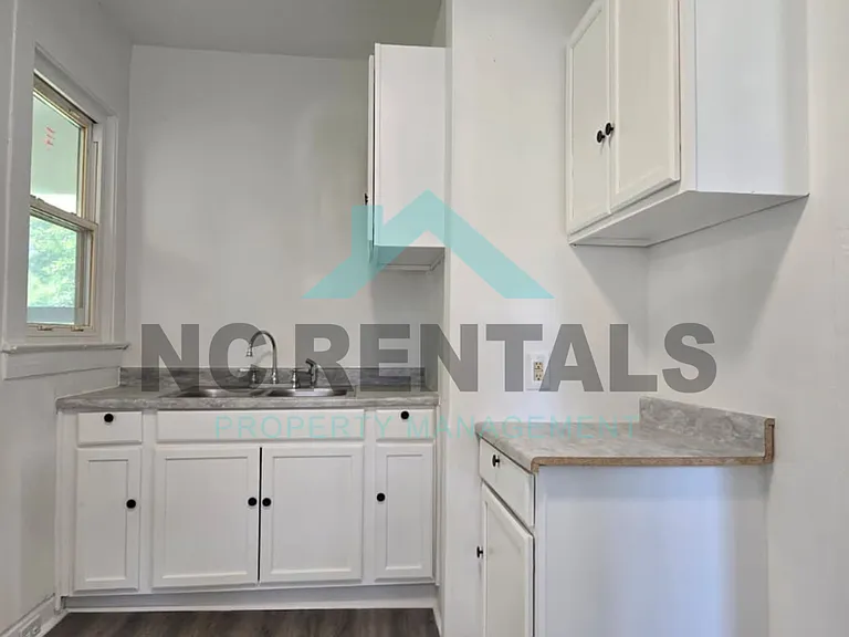 716 S Pine St — Photo 11