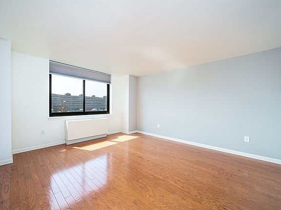4th image of 700 Grove St APT 6G