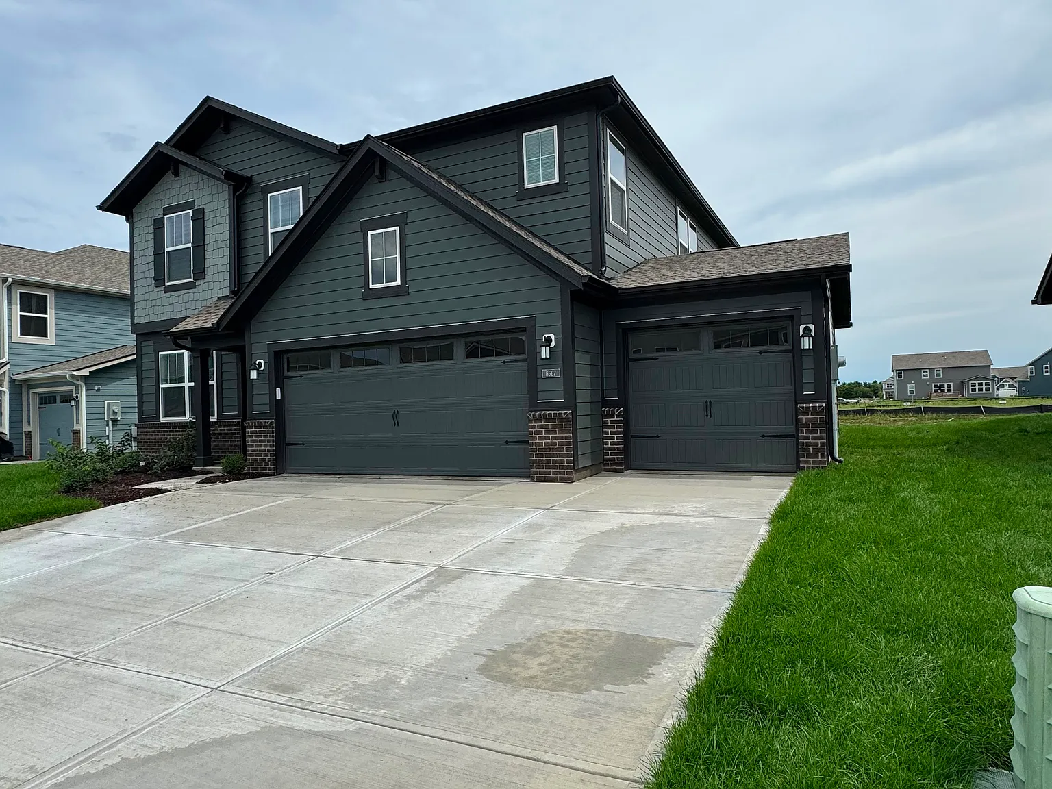 5 bed, 2422 sqft, $2,700 — Photo 2