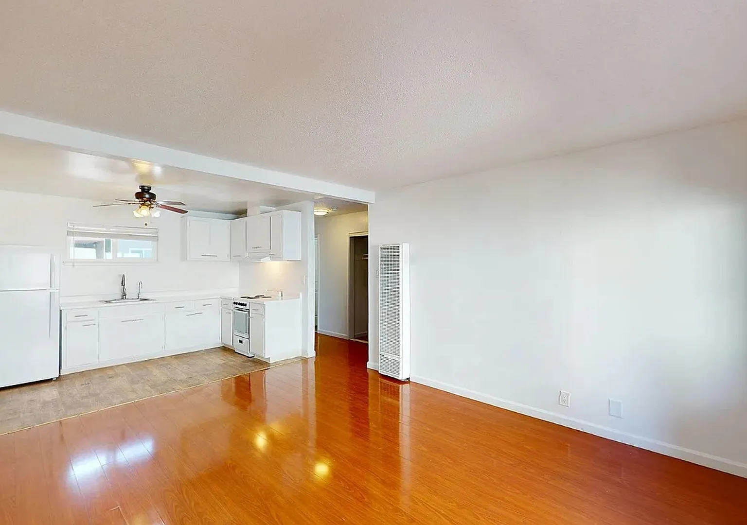 Spacious 1BR Apartment with Private Deck - One Month Free! — Photo 1