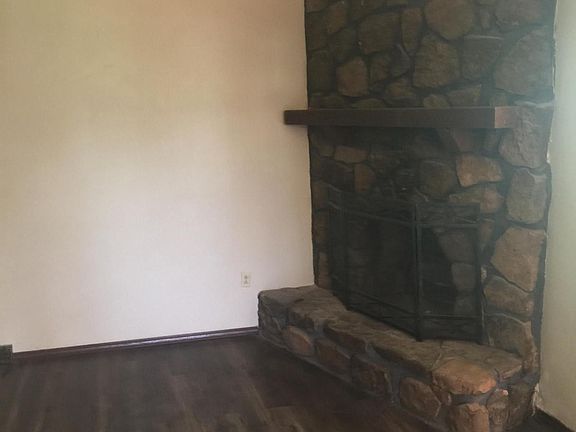 2nd image of 1020 W Woodland Dr