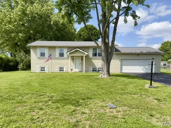 5 Milky Way Dr, Saint Charles, MO 63304