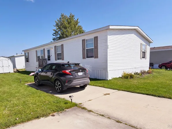 528 Elmwood Ln, Columbus, MI 48063