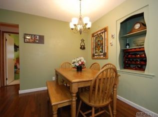 9 Potomac Ln, Sayville, NY 11782