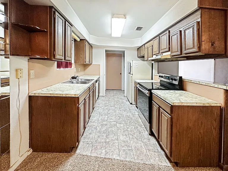 1406 N Tasker Dr — Photo 3