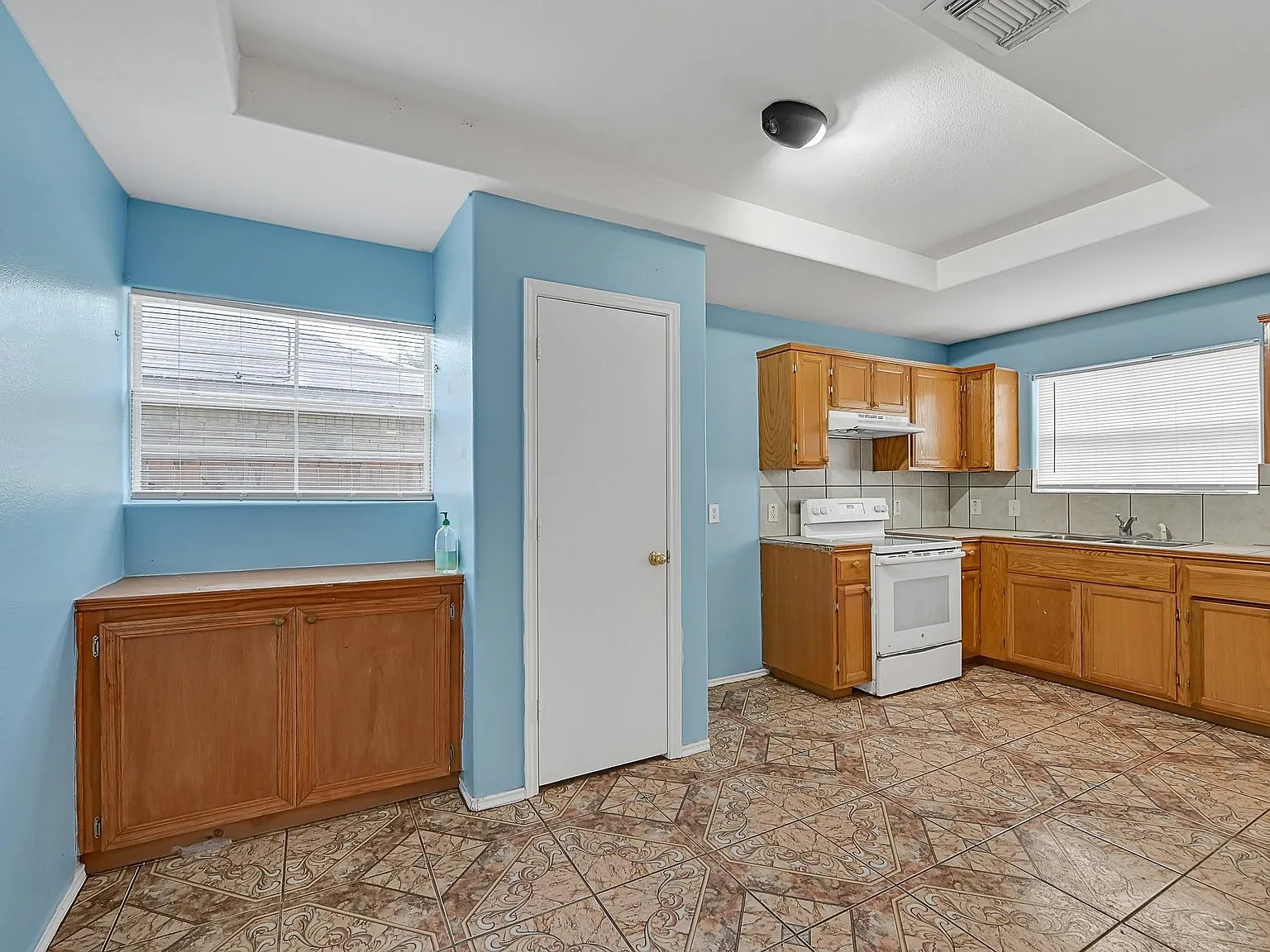 4 bed, 2.0 bath, 1365 sqft, $1,600 — Photo 3