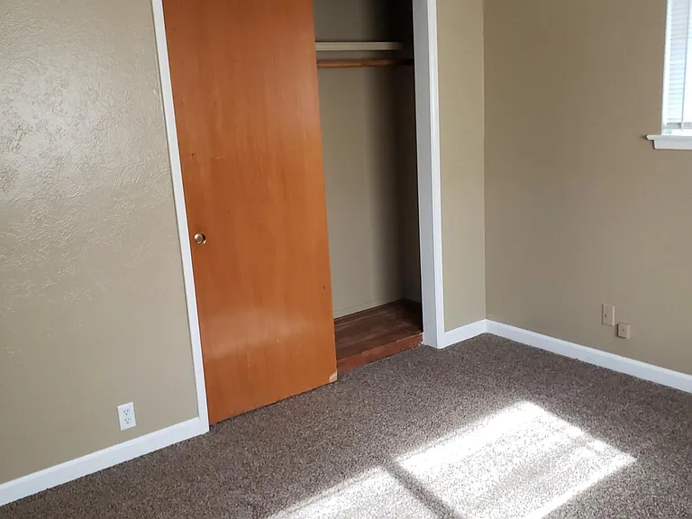 1421 Roberts Ave — Photo 15