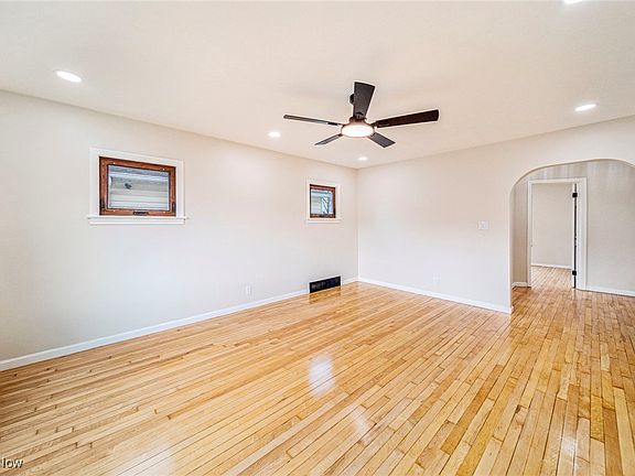 5th image of 411 E Huston St