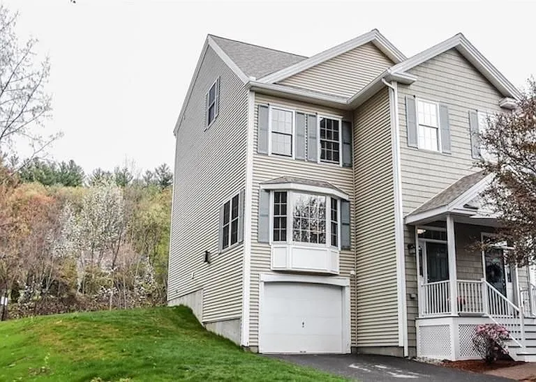 14 Georgetowne Dr — Photo 1