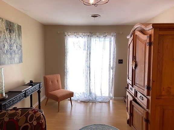 5th image of 102 Ambridge Ave