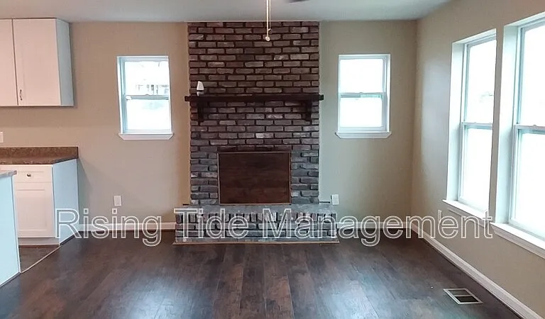 824 9th Ave — Photo 2