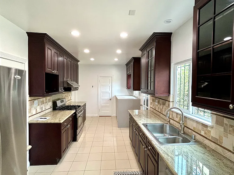 621 S Highland Ave — Photo 7