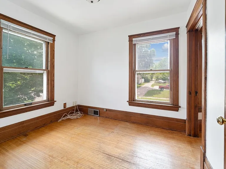 513 W 22nd St — Photo 16