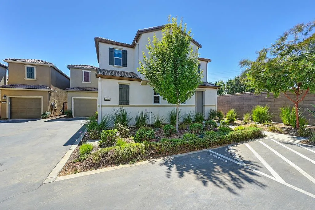 3 bed, 2.5 bath, 1697 sqft, $2,700 — Photo 2