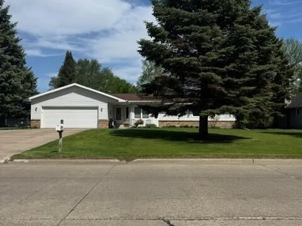 913 James Ave SE, East Grand Forks, MN 56721