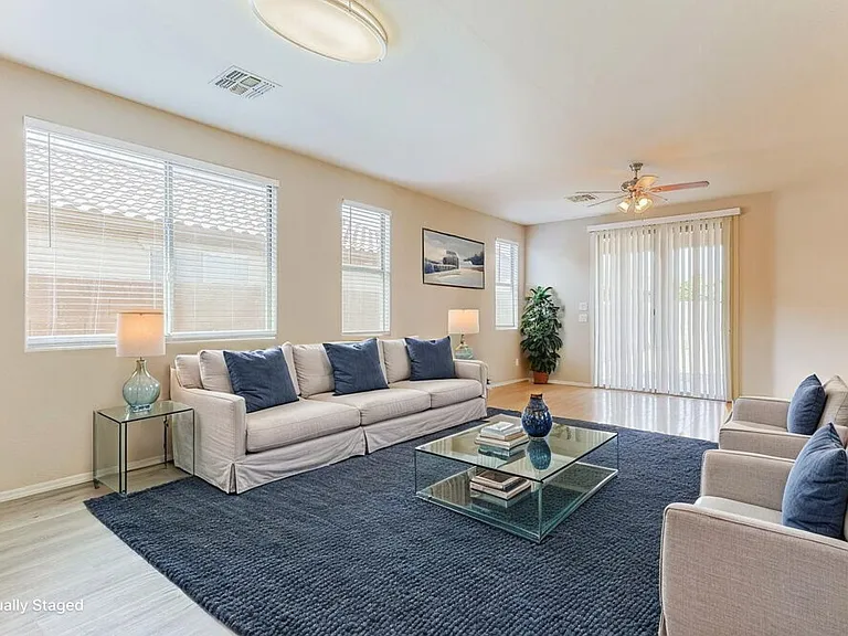 7905 S 73rd Ln — Photo 3